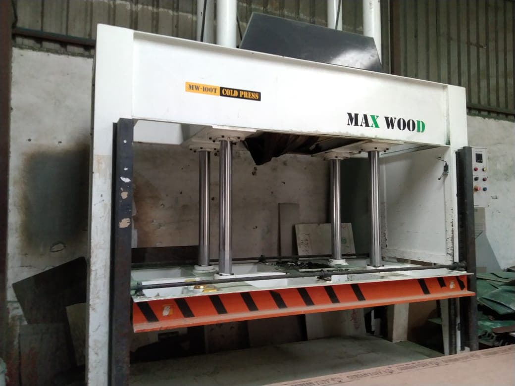 Cold press machine for panel lamination